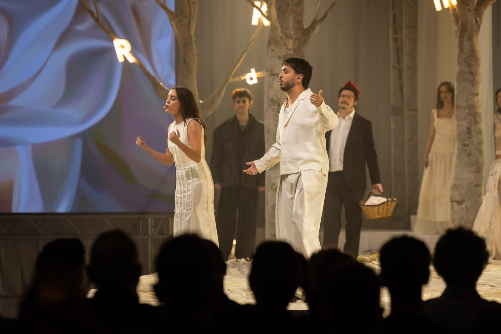 Ginestà i Triquell actuant a la 75a Nit de les Lletres Catalanes