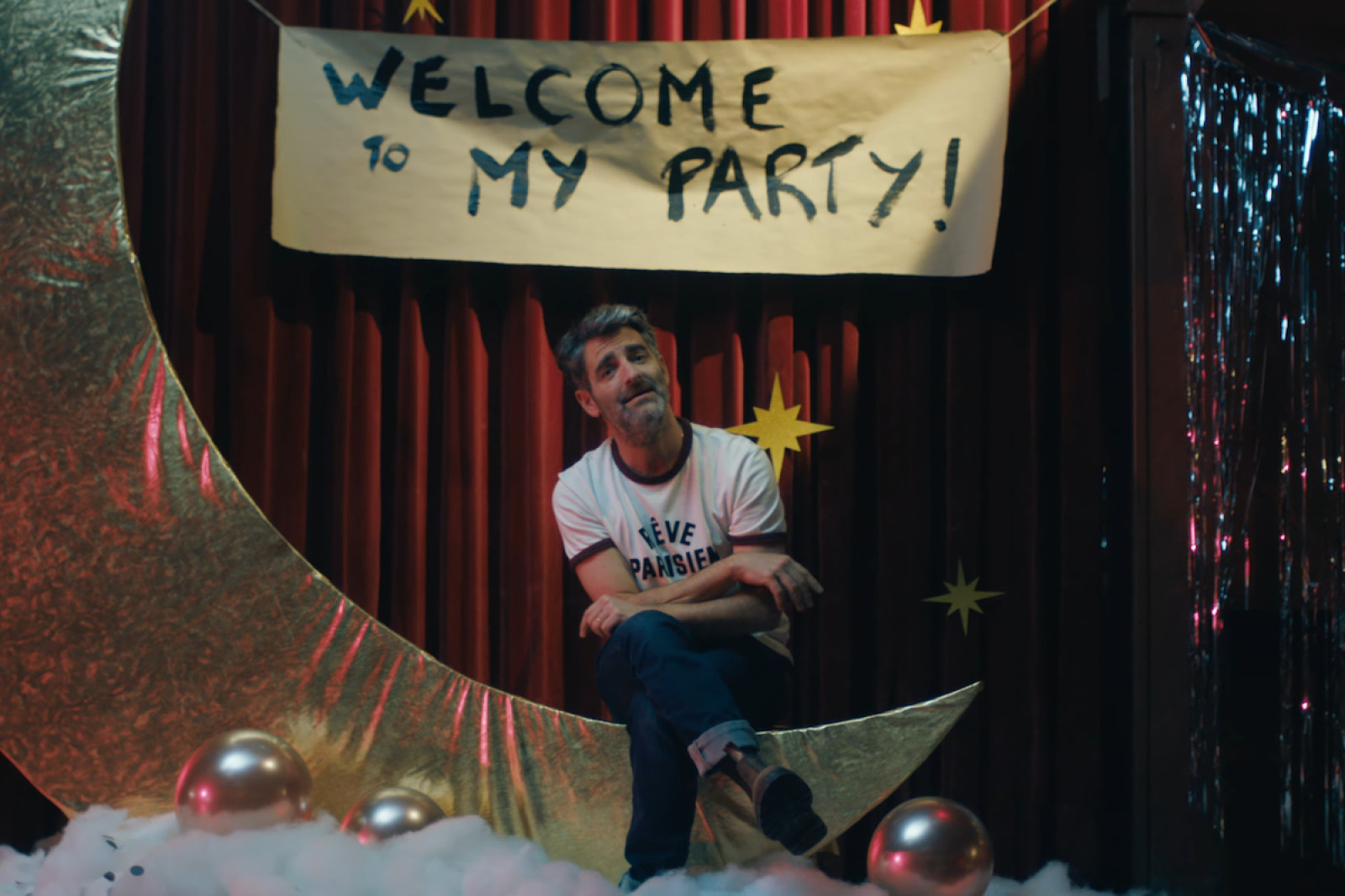 Joan Dausà al videoclip «Welcome To My Party»