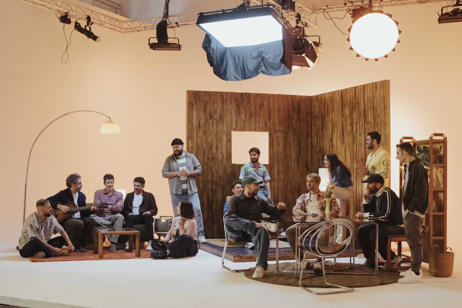 La Fúmiga i altres artistes al videoclip «Gent de la Mediterrània»