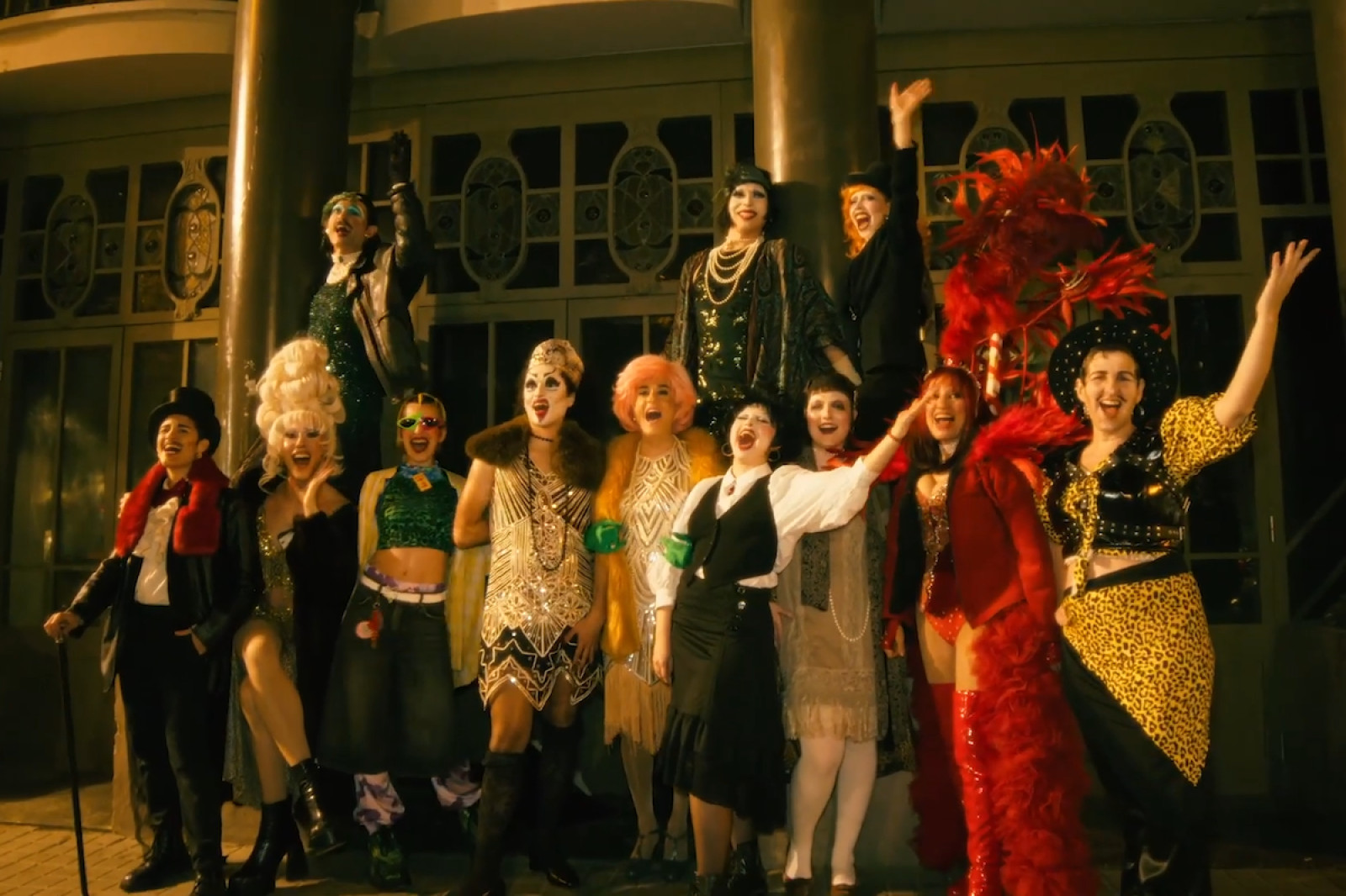 Ruïnosa y Las Strippers de Rahola amb diverses de les personalitats que les acompanyen al clip «Nascuda al Paral·lel»