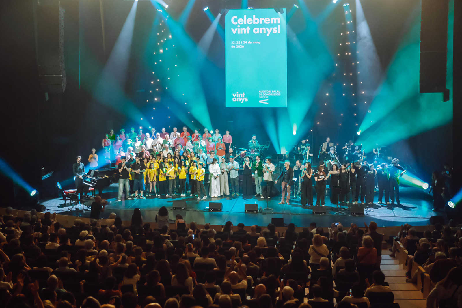 Els participants de ‘Ressó’ tancant l’acte amb “Qualsevol nit pot sortir el sol”