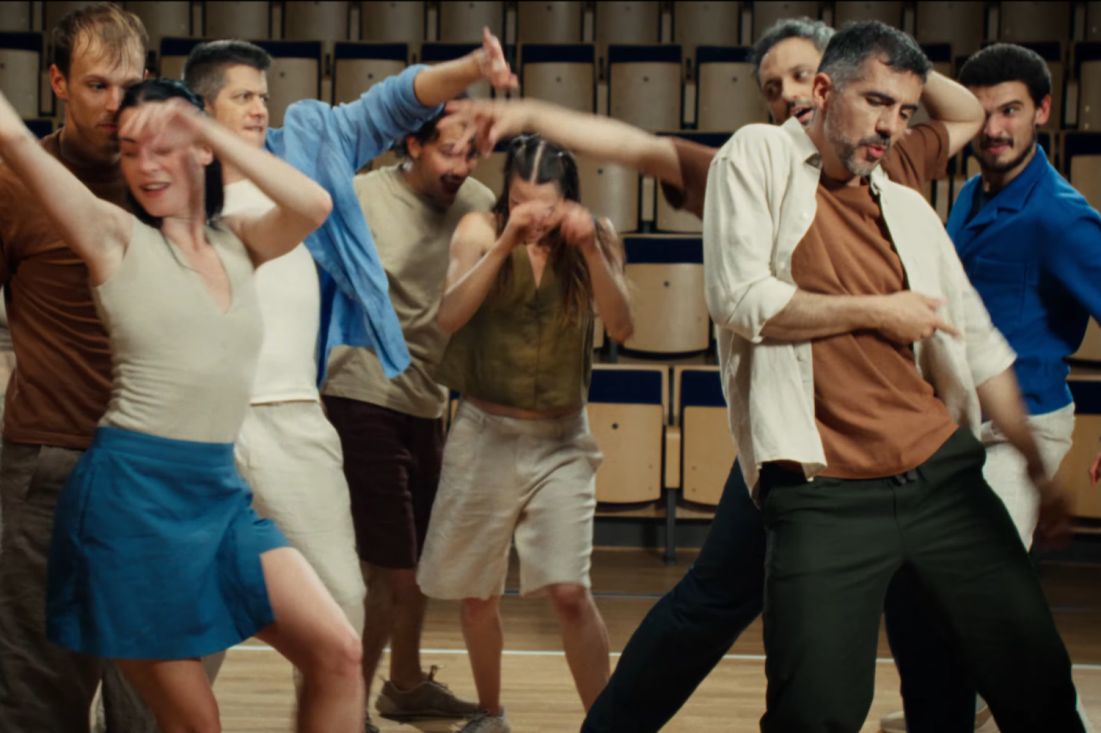 'Frame' del videoclip de «Segurament t'estimo» d'Els Amics de les Arts