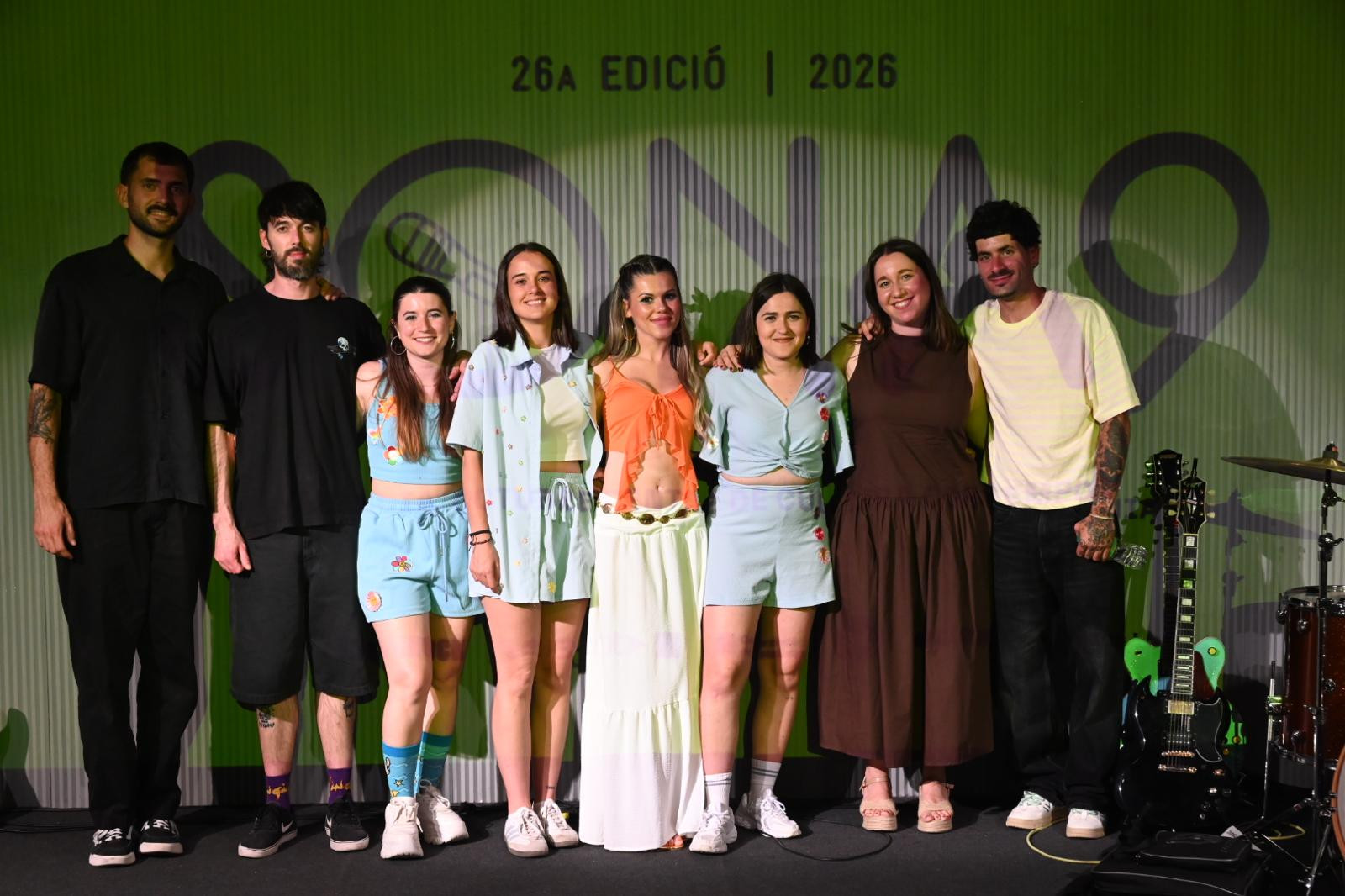 Foto de família de la segona preliminar del Sona9 2026 a València, amb Bèrnia, Hey Zuri i Paula Montalbán