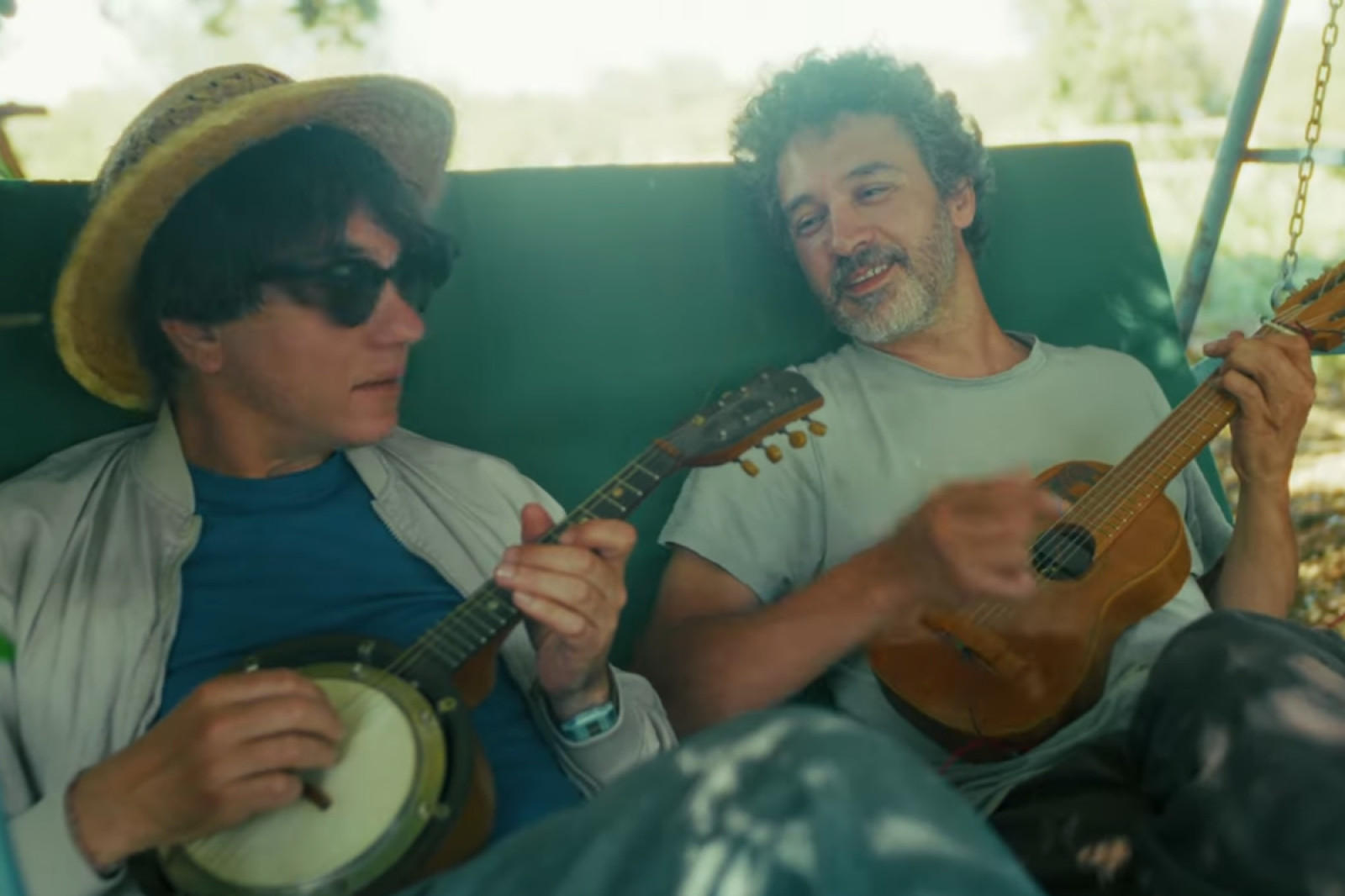 Joan Colomo i Nico Roig en un balancí al videoclip d'«Ets un colom»