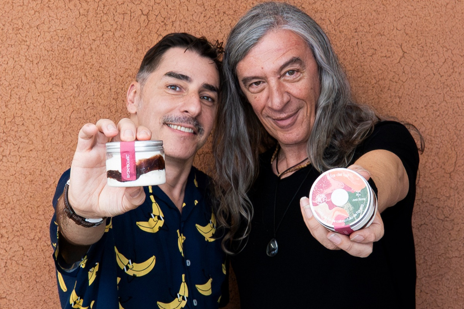 Jordi Roca 'Stone' i Gerard Quintana (Sopa de Cabra) amb el gelat 'El far del sud'
