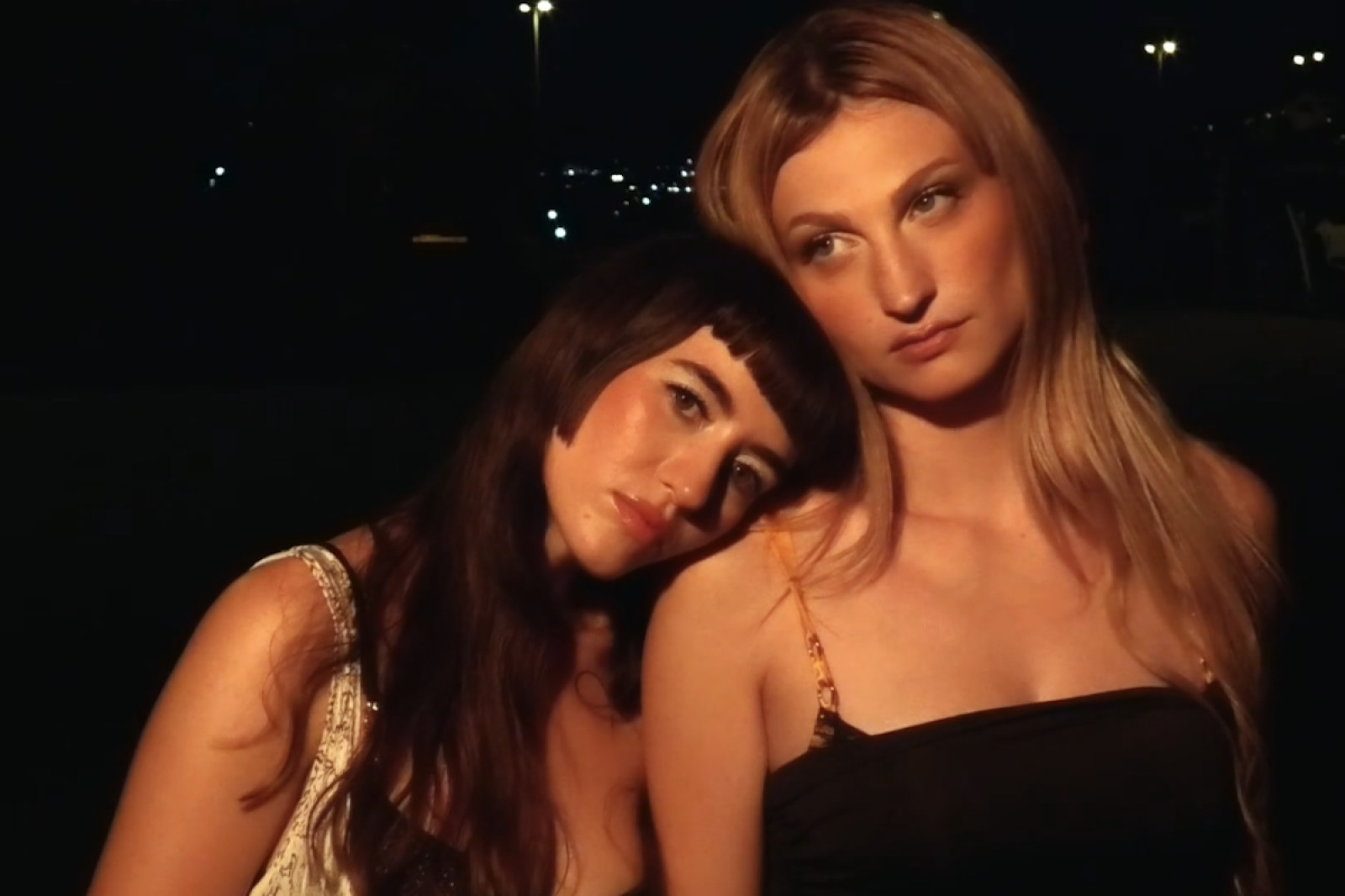 Ouineta i Julieta al videoclip de «Bota bota»