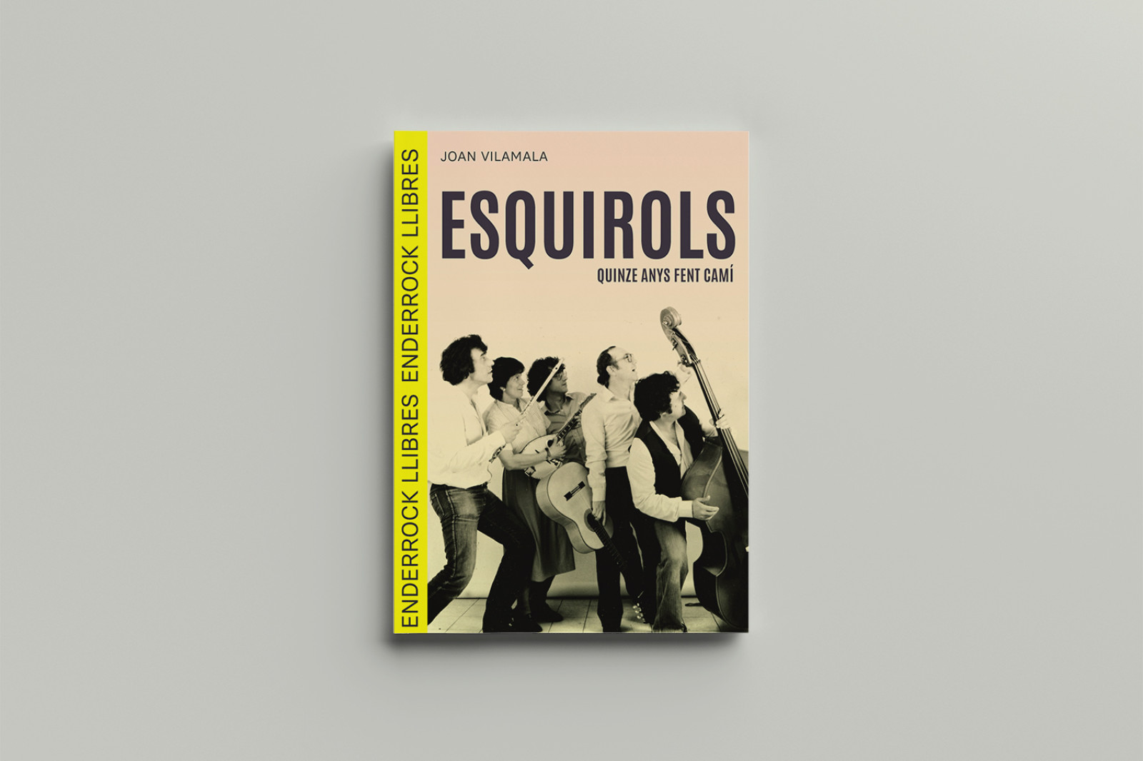 Coberta del llibre 'Esquirols. Quinze anys fent camí'