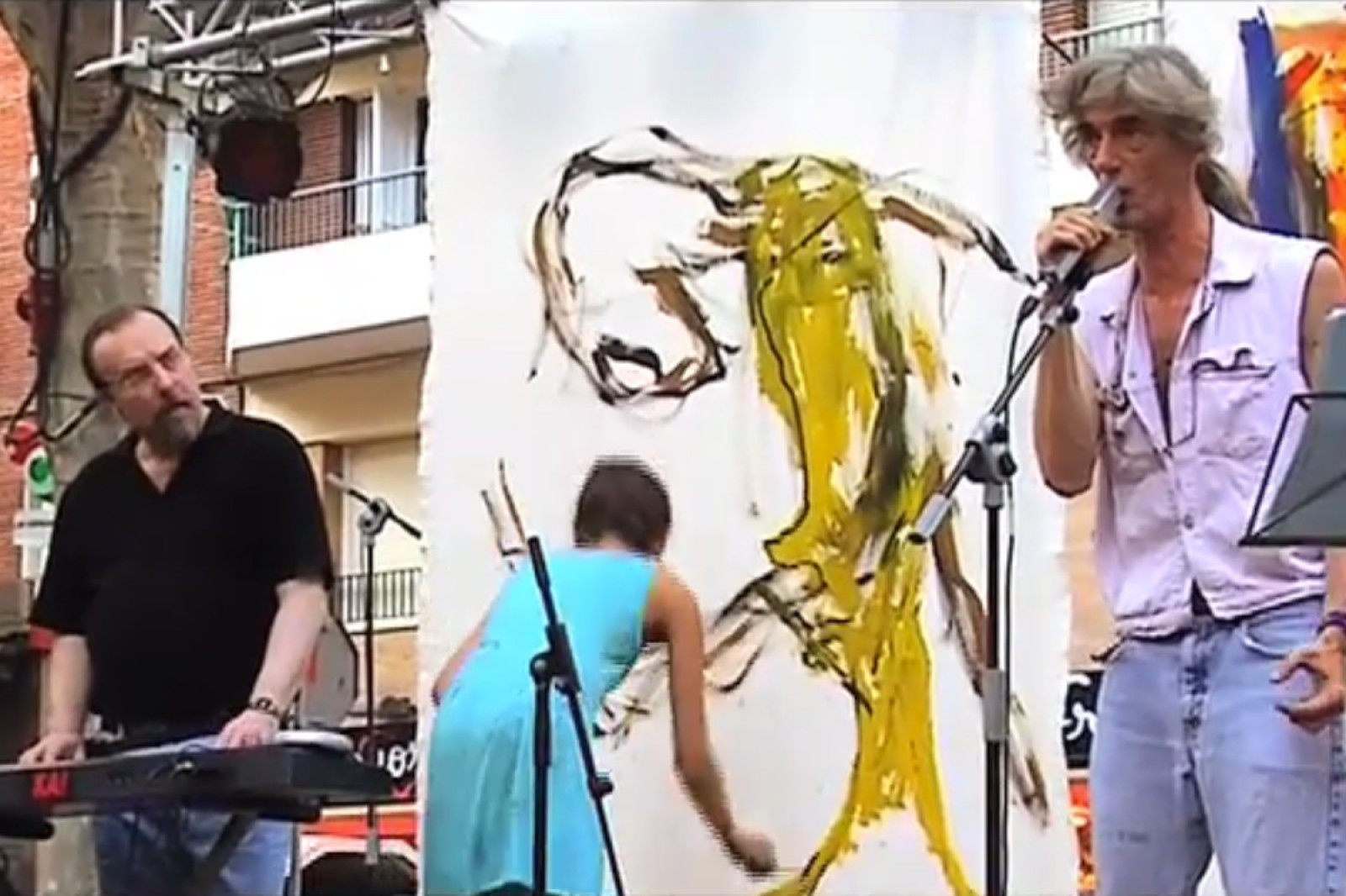 El músic Manel Pugés tocant al costat de la pintora Stella Hagemann i el poeta Enric Casasses
