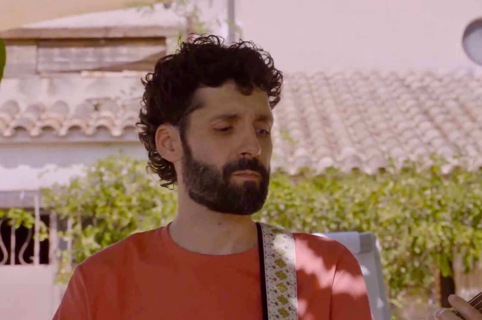 Andreu Peral al videoclip d'«Obsolescència a parts iguals»
