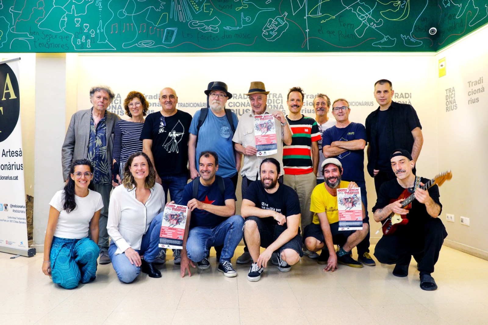 Oriol Tramvia, amb altres participants i organitzadors del concert de 50 anys de 'Bèstia'
