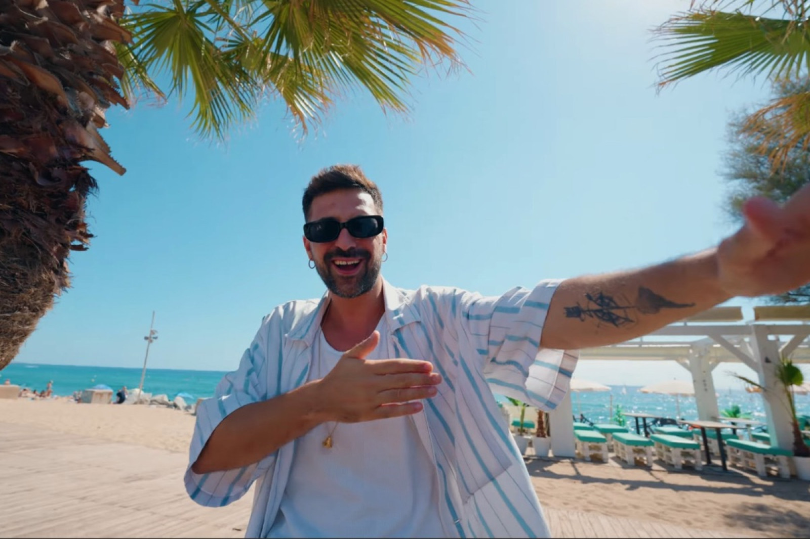 Uri Santafé al videoclip d’«Estima’m»