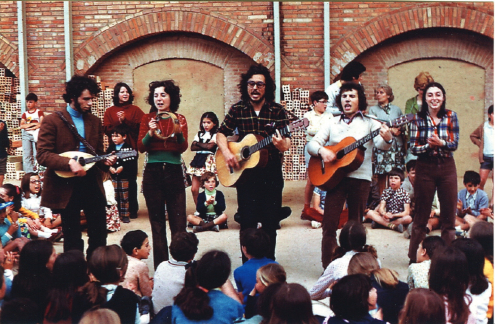 Ara Va de Bo, el 1973 a Sant Boi de Llobregat. D'esquerra a dreta: Josep Maria Pujol, Núria Ventura, Xesco Boix, Jordi Roura i Laura Pérez. 