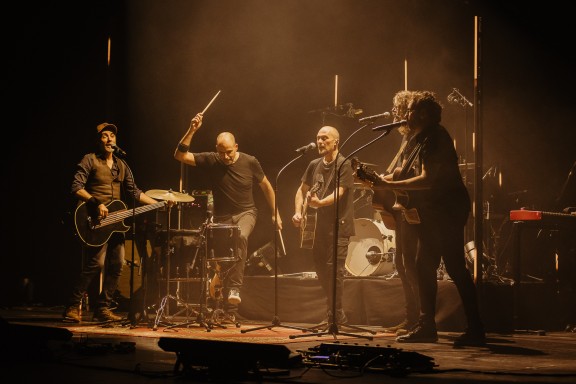 Gossos actuant en un escenari