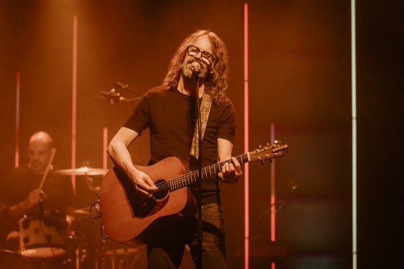 Natxo Tarrés de Gossos cantant amb guitarra